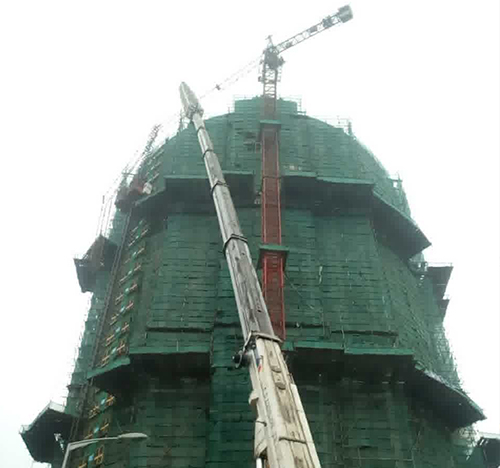 佛坪吊车在工地上作业